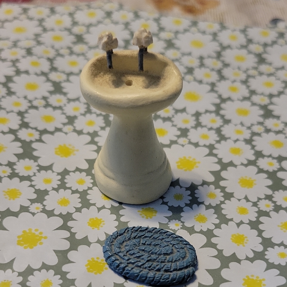 Miniature Cream Sink with Blue Mat